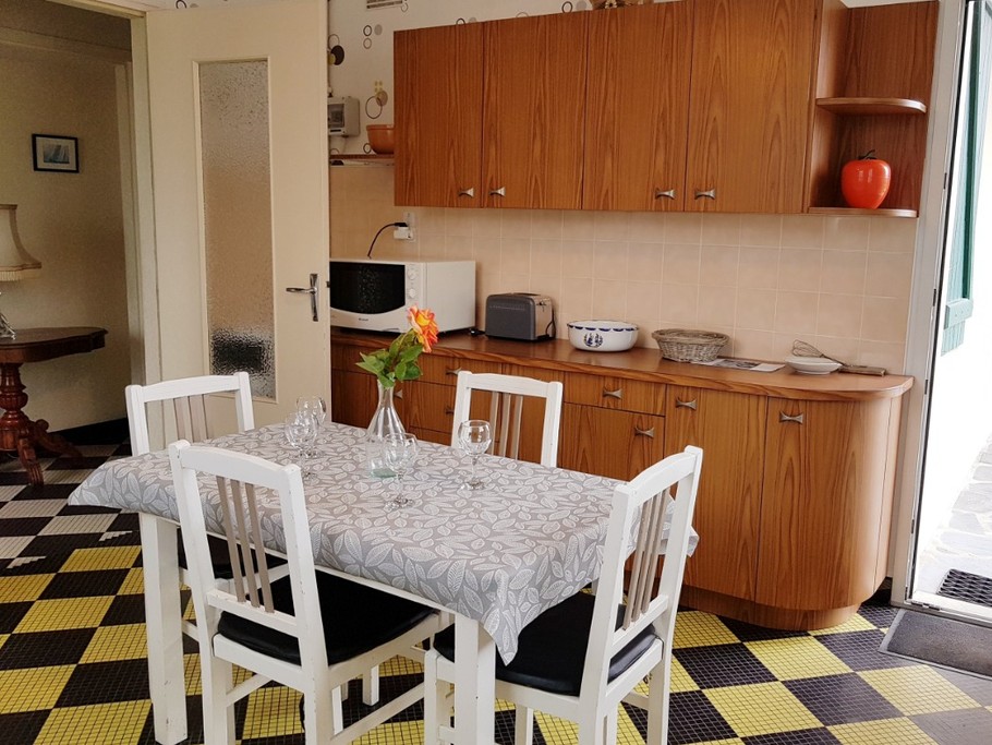 Cuisine indépendante, aménagée et bien équipée. Accès direct de la cuisine sur la terrasse