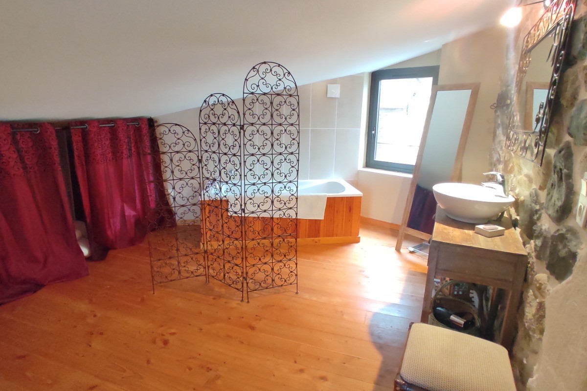 Gîte les pieds dans l'eau - Chambre étage avec lit double et baignoire