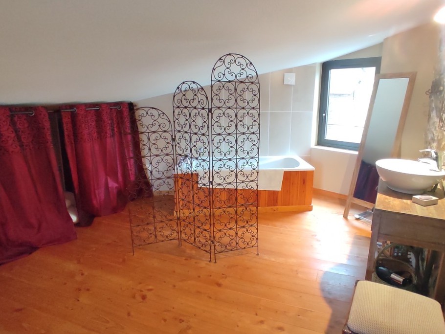 Gîte les pieds dans l'eau - Chambre étage avec lit double et baignoire
