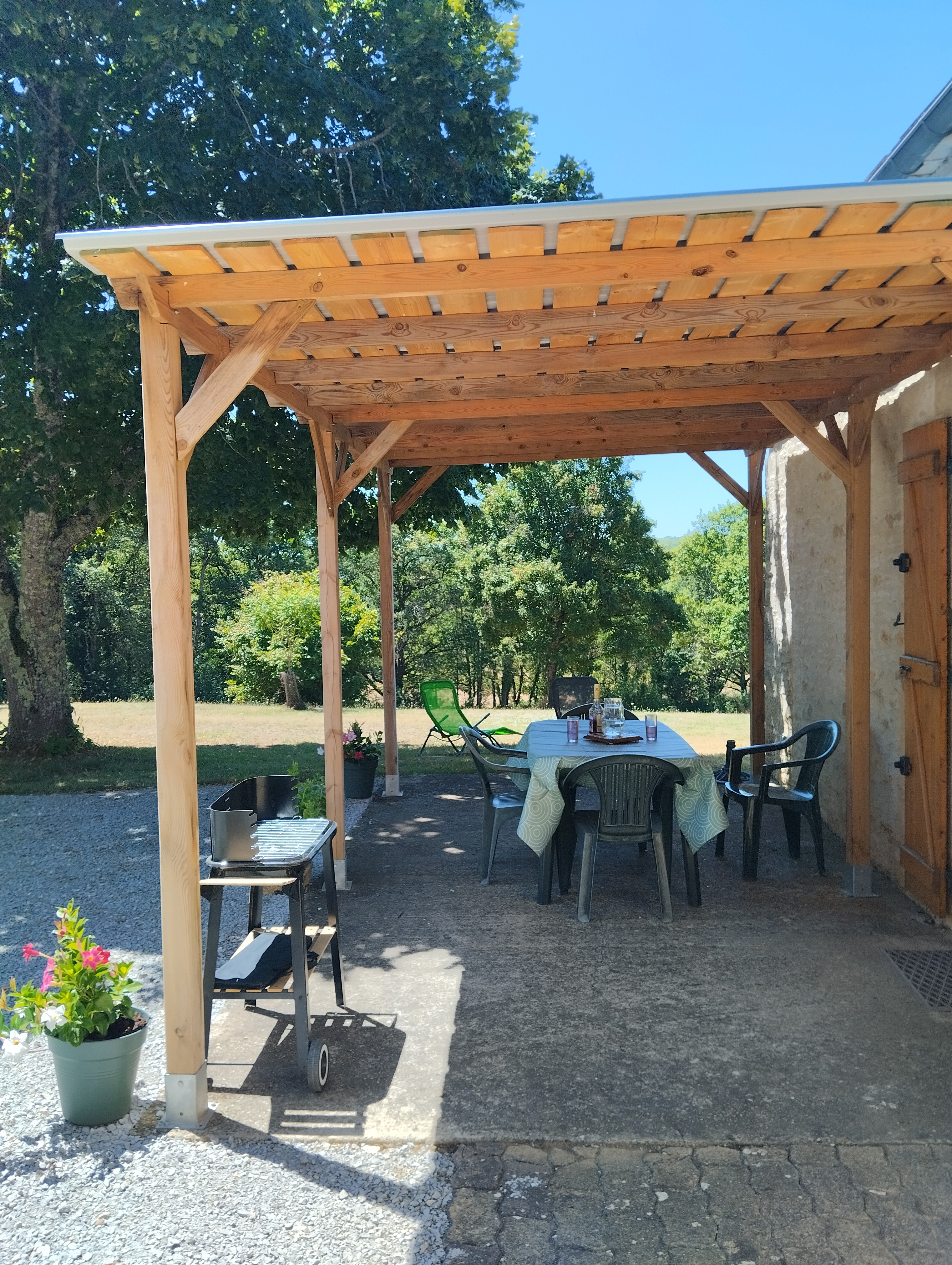 La terrasse ombragée agréable par tout les temps
