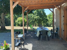La terrasse ombragée agréable par tout les temps