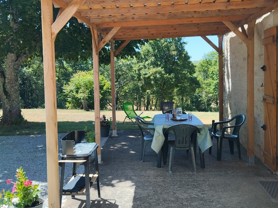 La terrasse ombragée agréable par tout les temps