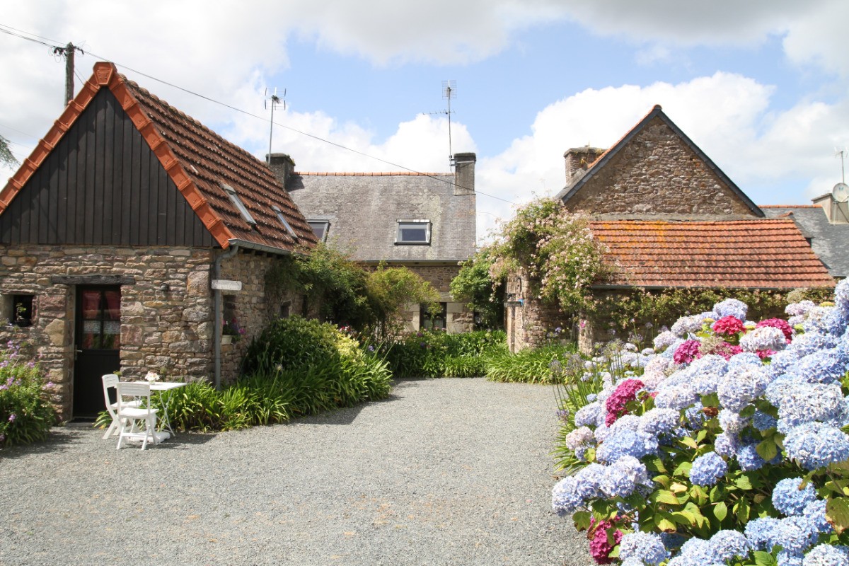Les gîtes de Kervenou et leur cour intérieure