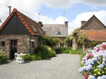 Les gîtes de Kervenou et leur cour intérieure