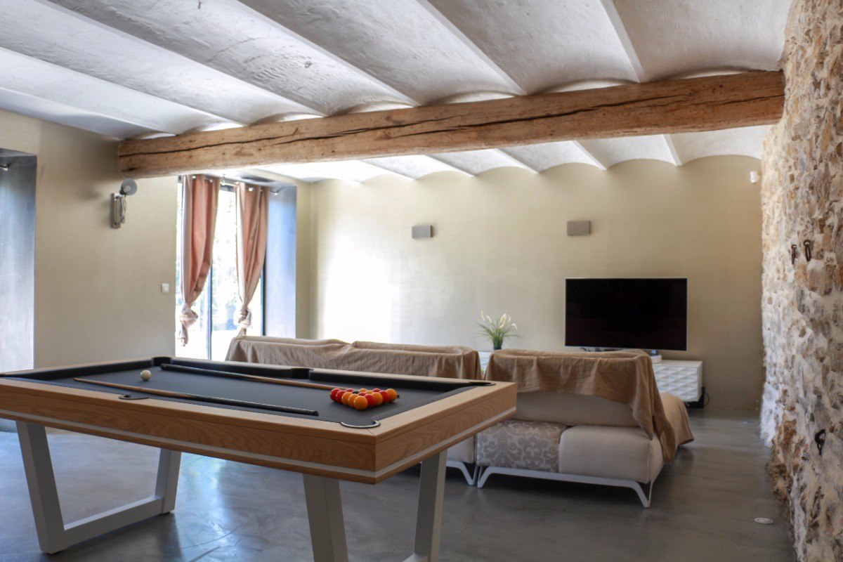 Bastide 8 personnes, piscine, jacuzzi, billard à Saint Cyr sur Mer, le salon et son billard