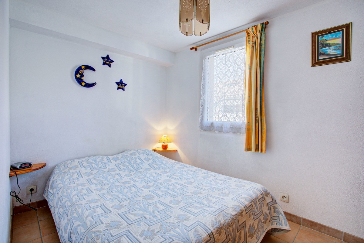 Chambre indépendante au rez-de-chaussée avec lit 140 cm armoire et chevet. (voir photo)