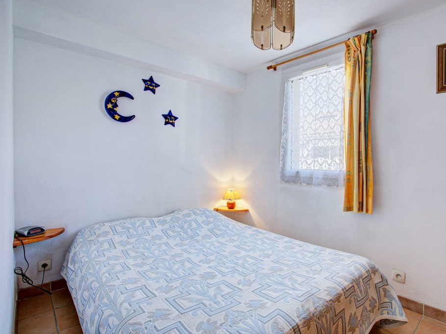 Chambre indépendante au rez-de-chaussée avec lit 140 cm armoire et chevet. (voir photo)