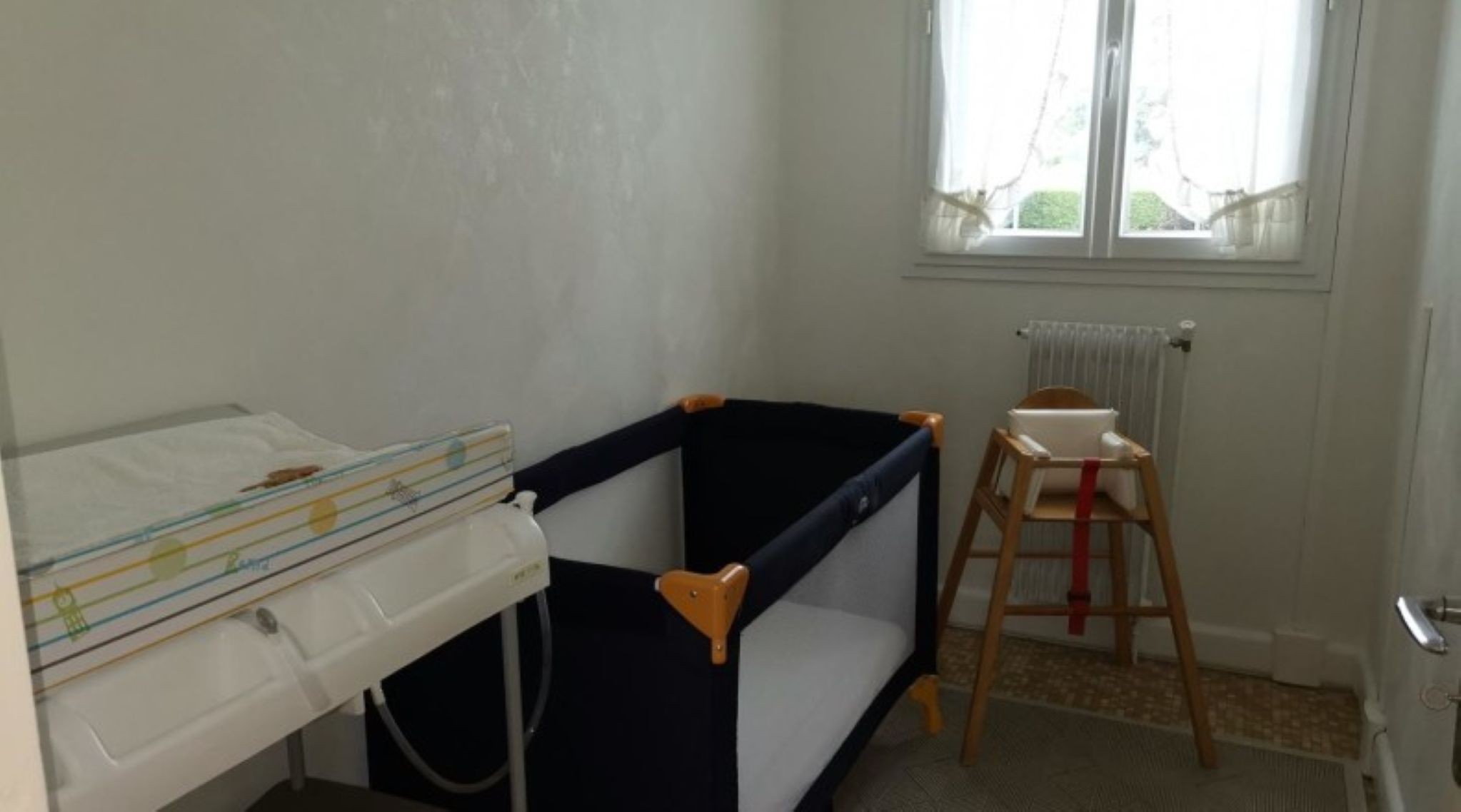 Petite chambre pour y faire dormir votre bébé avec table à langer, baignoire, lit pliant etc....