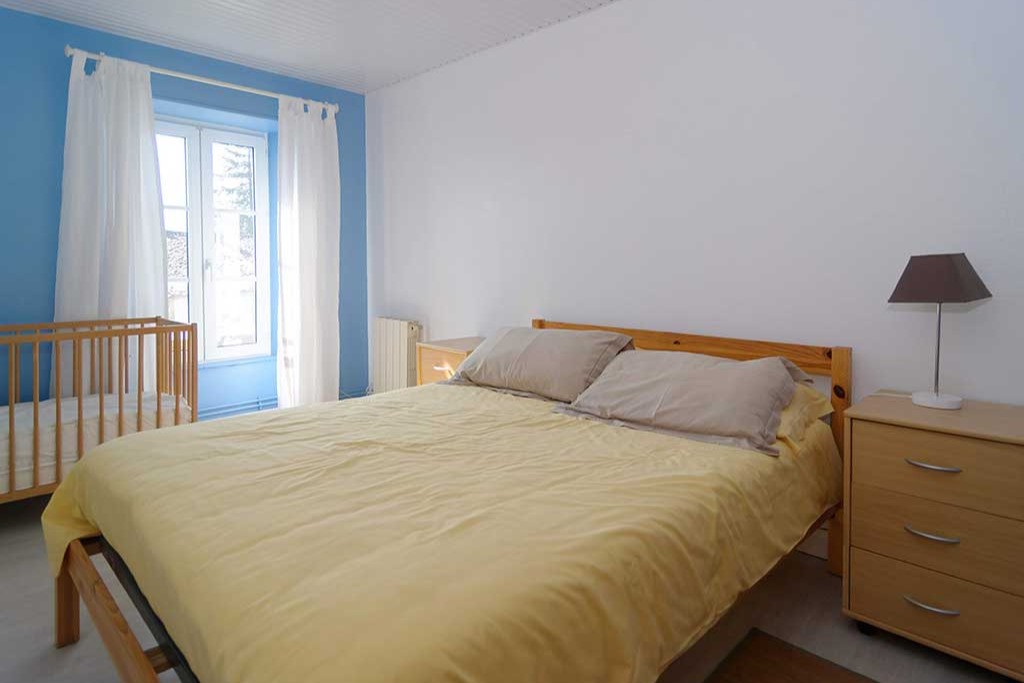 Chambre 2 avec un lit en 160