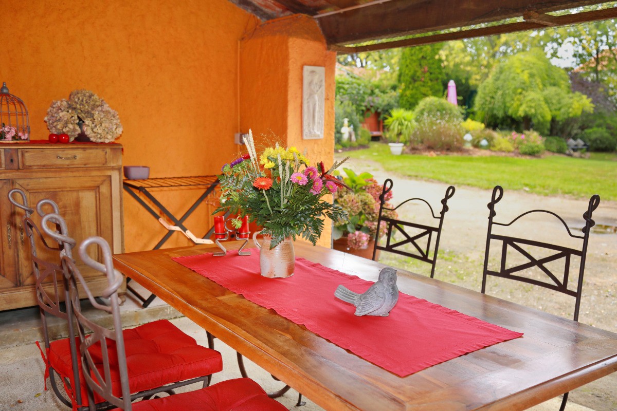 Le patio et son mobilier vous accueille afin de profiter de la vue sur le jardin et le calme environnant