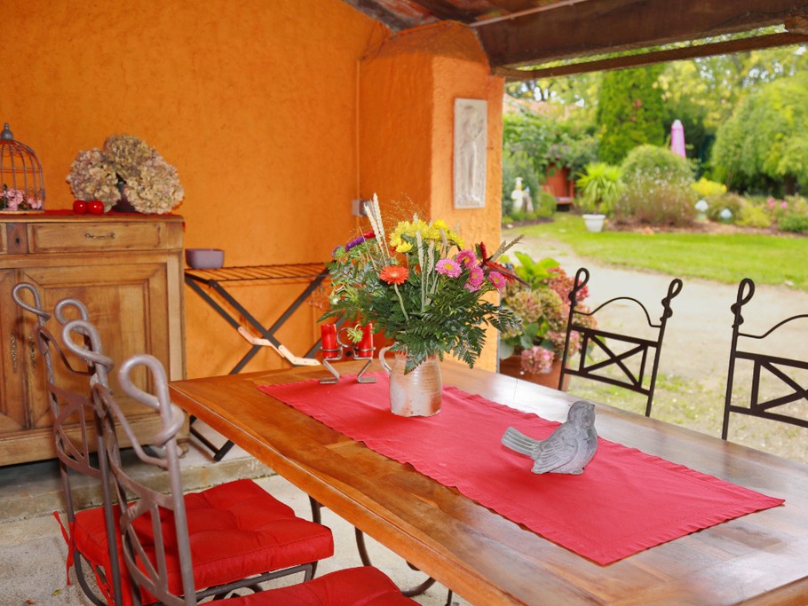 Le patio et son mobilier vous accueille afin de profiter de la vue sur le jardin et le calme environnant
