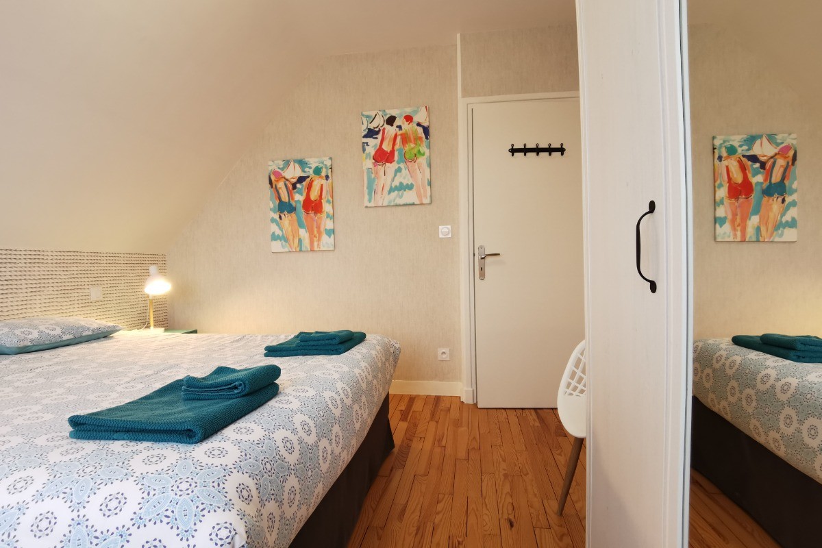 Etage: chambre 2 avec lit 160 et armoire penderie