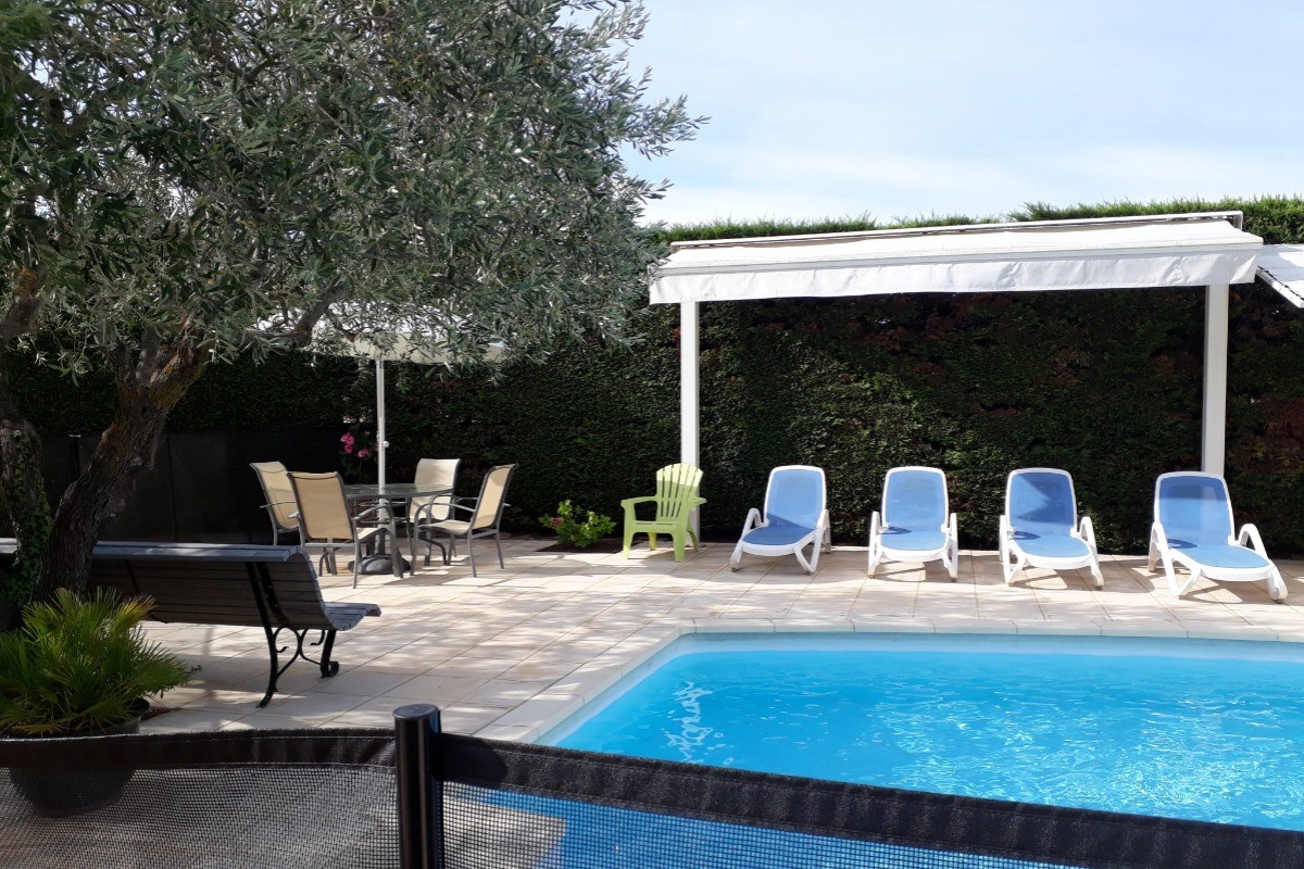 La piscine et ses transats