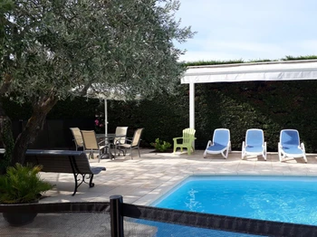 La piscine et ses transats