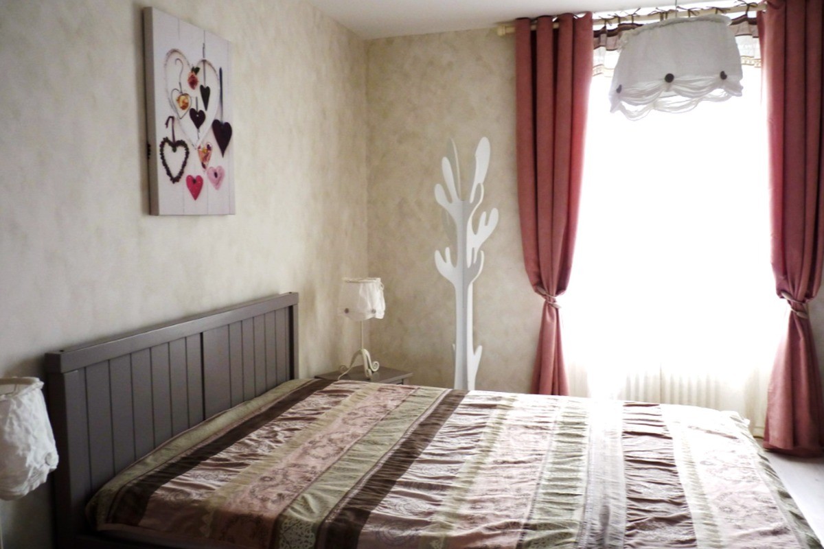 Chambre indépendante pour 2 personnes (lit 140 cm), avec rangements et espace bureau.