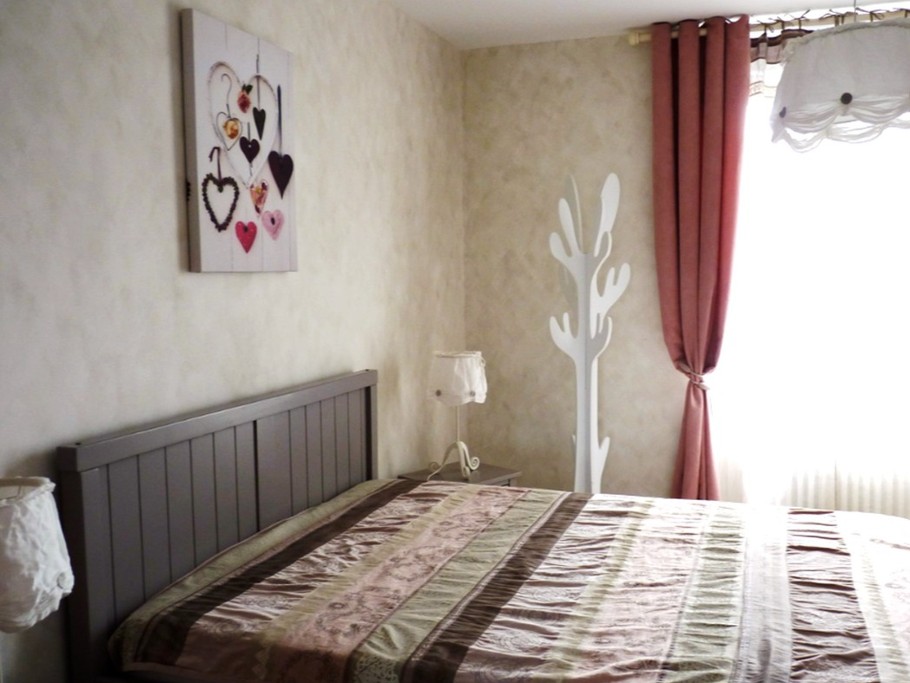 Chambre indépendante pour 2 personnes (lit 140 cm), avec rangements et espace bureau.