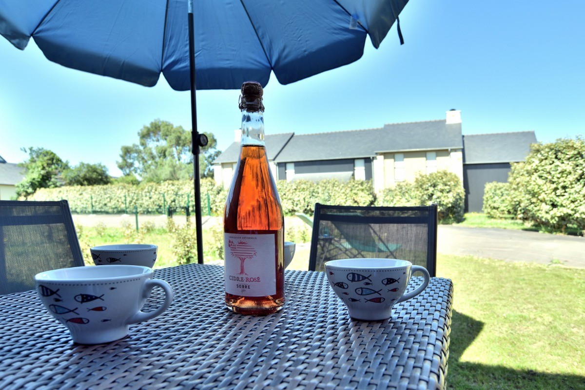 Jardin privé de 70m² accessible depuis le séjour. Terrasse, salon de jardin, parasol, transats et grill électrique.