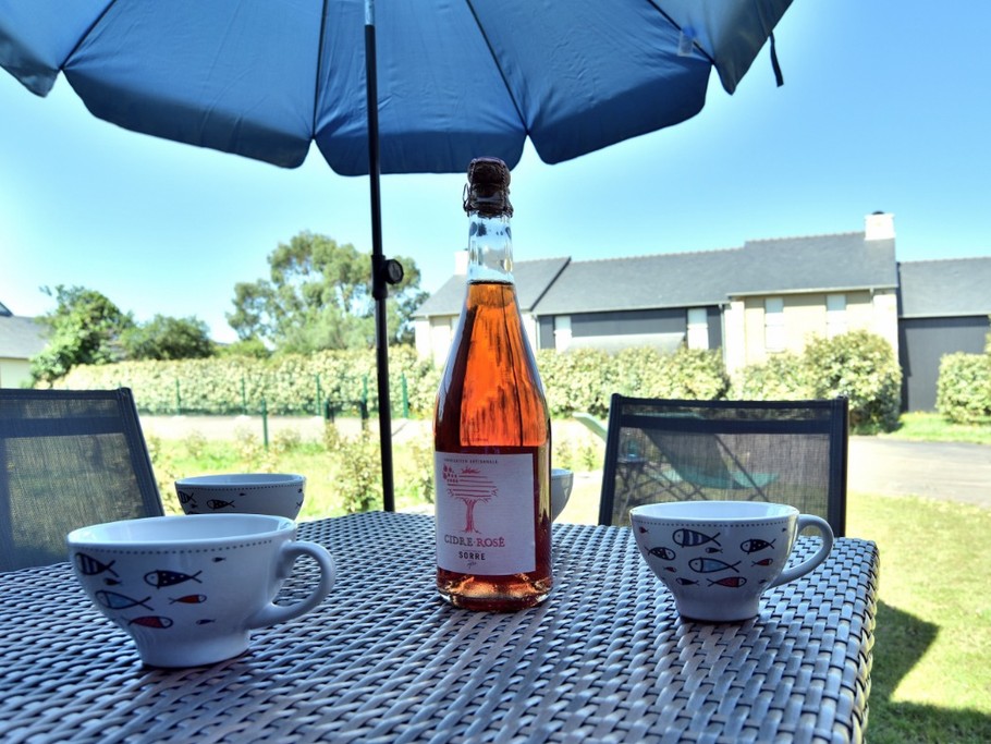 Jardin privé de 70m² accessible depuis le séjour. Terrasse, salon de jardin, parasol, transats et grill électrique.