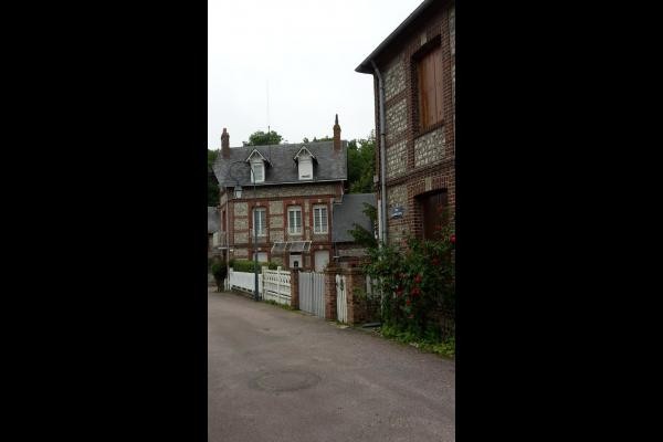 Chemin des Champs Elysées le long du petit fleuve la Veules