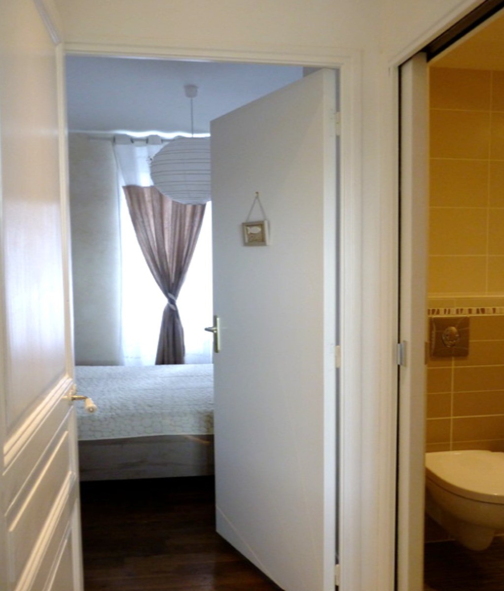 Couloir avec chambre indépendante et salle d'eau avec WC