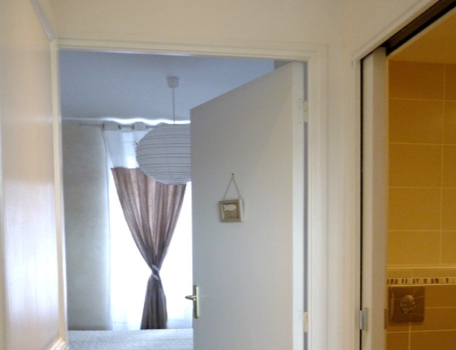 Couloir avec chambre indépendante et salle d'eau avec WC