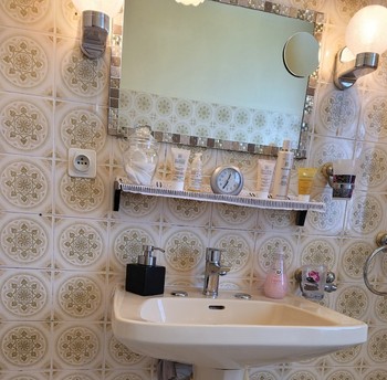 Chambre d'hôtes Clévacances, Ploluha, chez M. et Mme Mac Lachlan, la salle de bain de la chambre familiale, détail