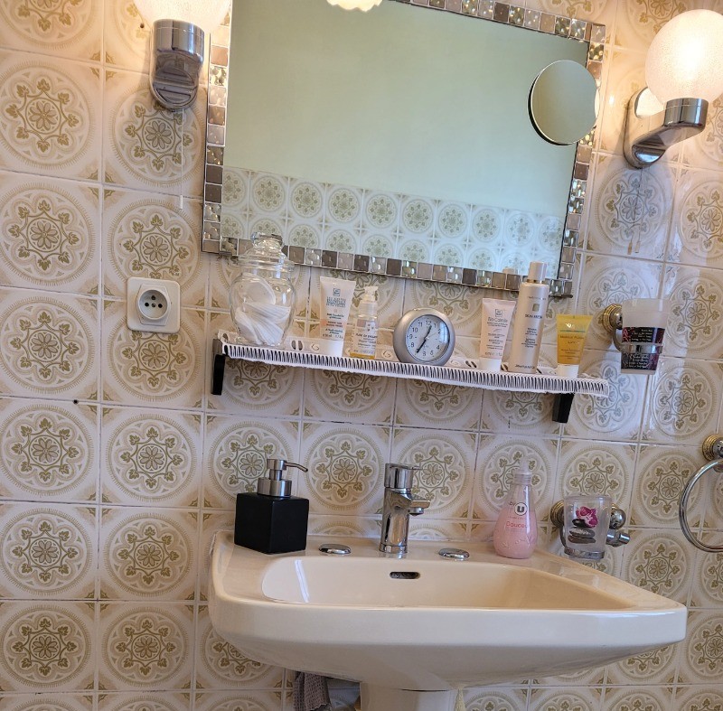 Chambre d'hôtes Clévacances, Ploluha, chez M. et Mme Mac Lachlan, la salle de bain de la chambre familiale, détail