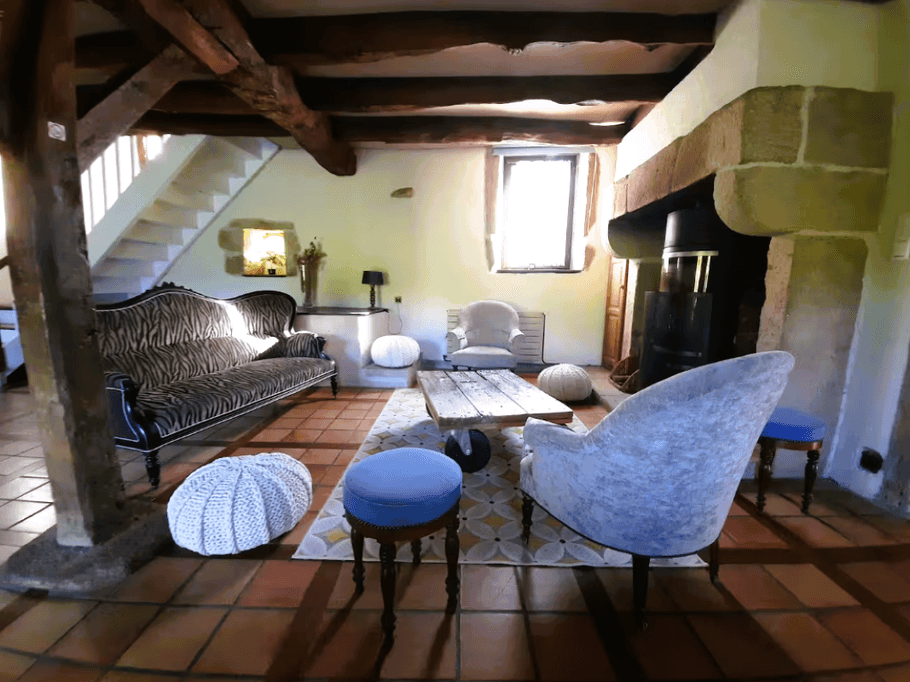 Séjour avec poêle à bois Gîte LE BEAUMONT DU LAC Longère 150m² Clévacances Beaumont du Lac 87120