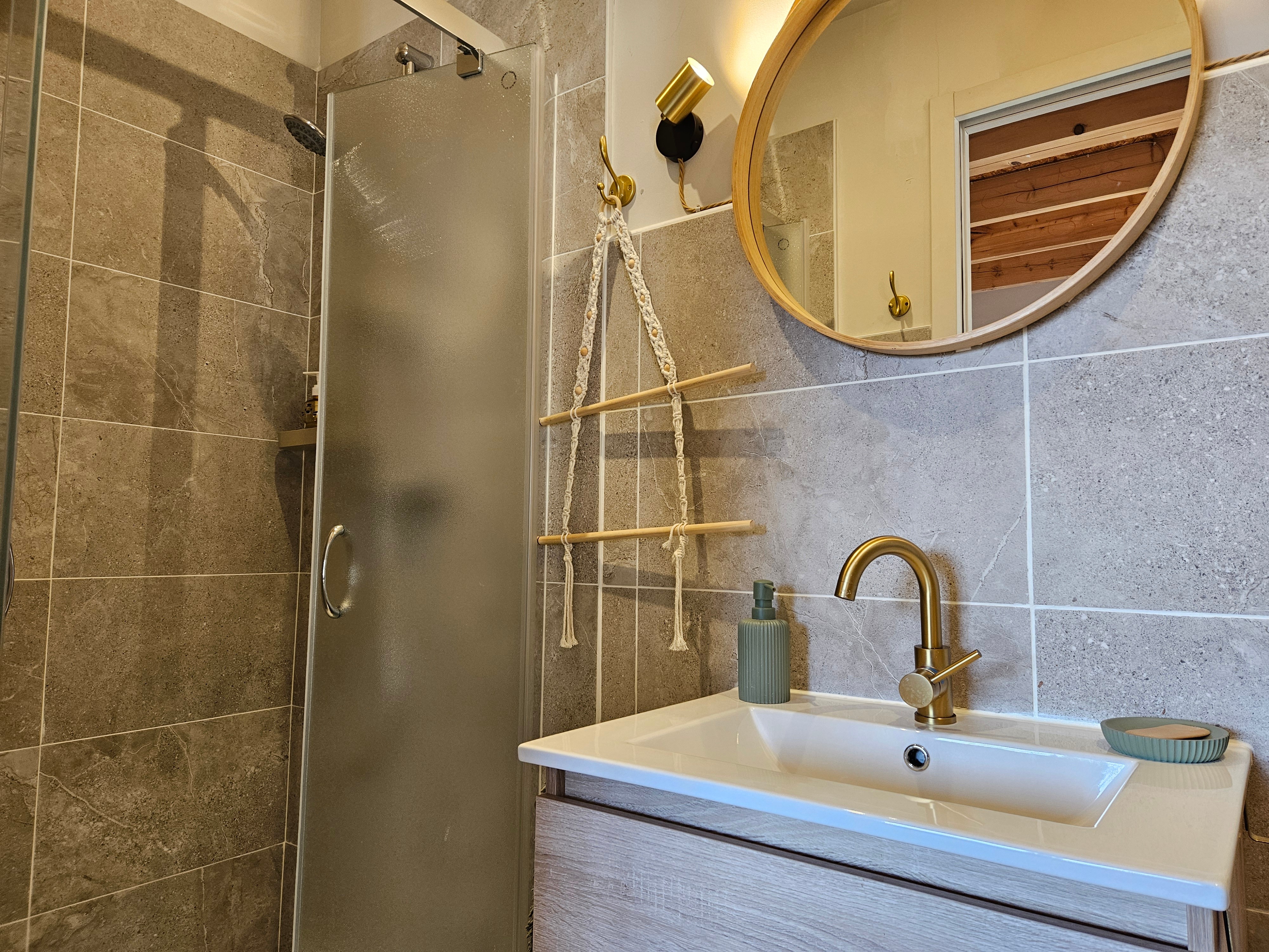 Salle d'eau avec douche grande dimension, meuble vasque et WC