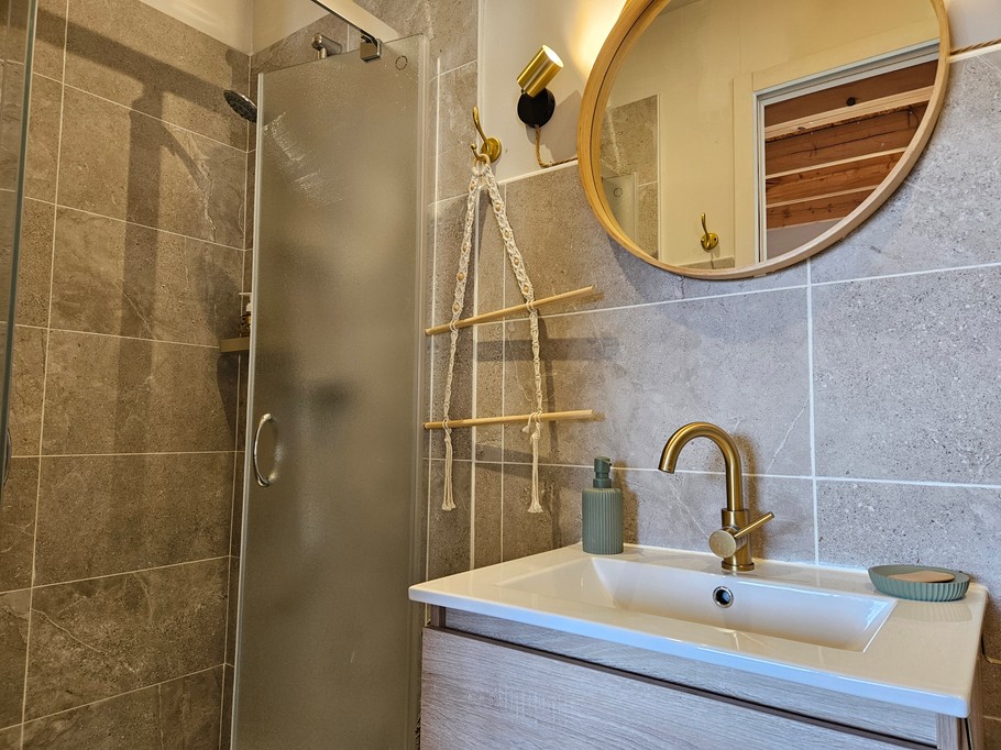 Salle d'eau avec douche grande dimension, meuble vasque et WC