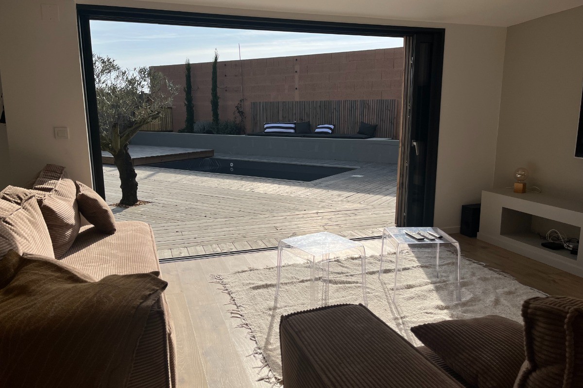 Vue sur la piscine depuis le salon