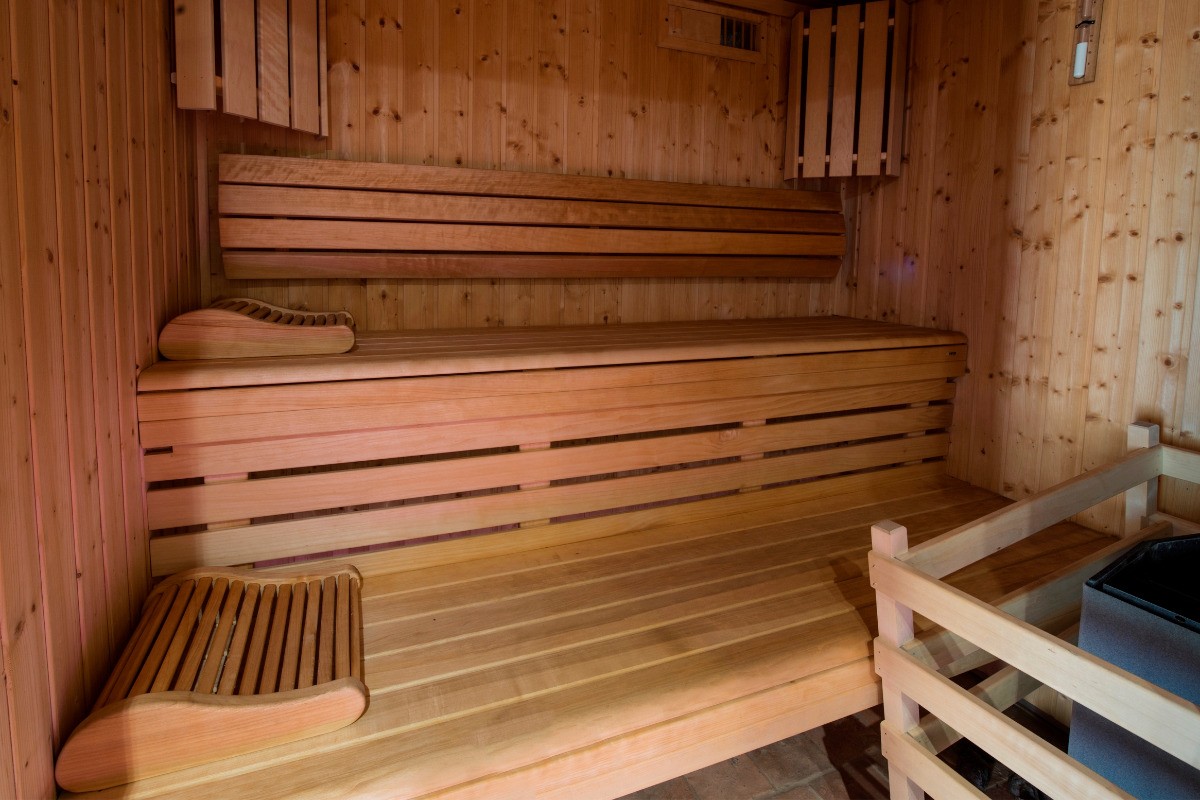 Spa privatif indépendant avec jacuzzi d'exception de marque Jacuzzi et un sauna traditionnel