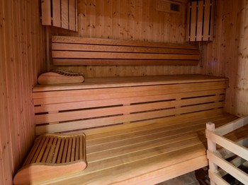 Spa privatif indépendant avec jacuzzi d'exception de marque Jacuzzi et un sauna traditionnel