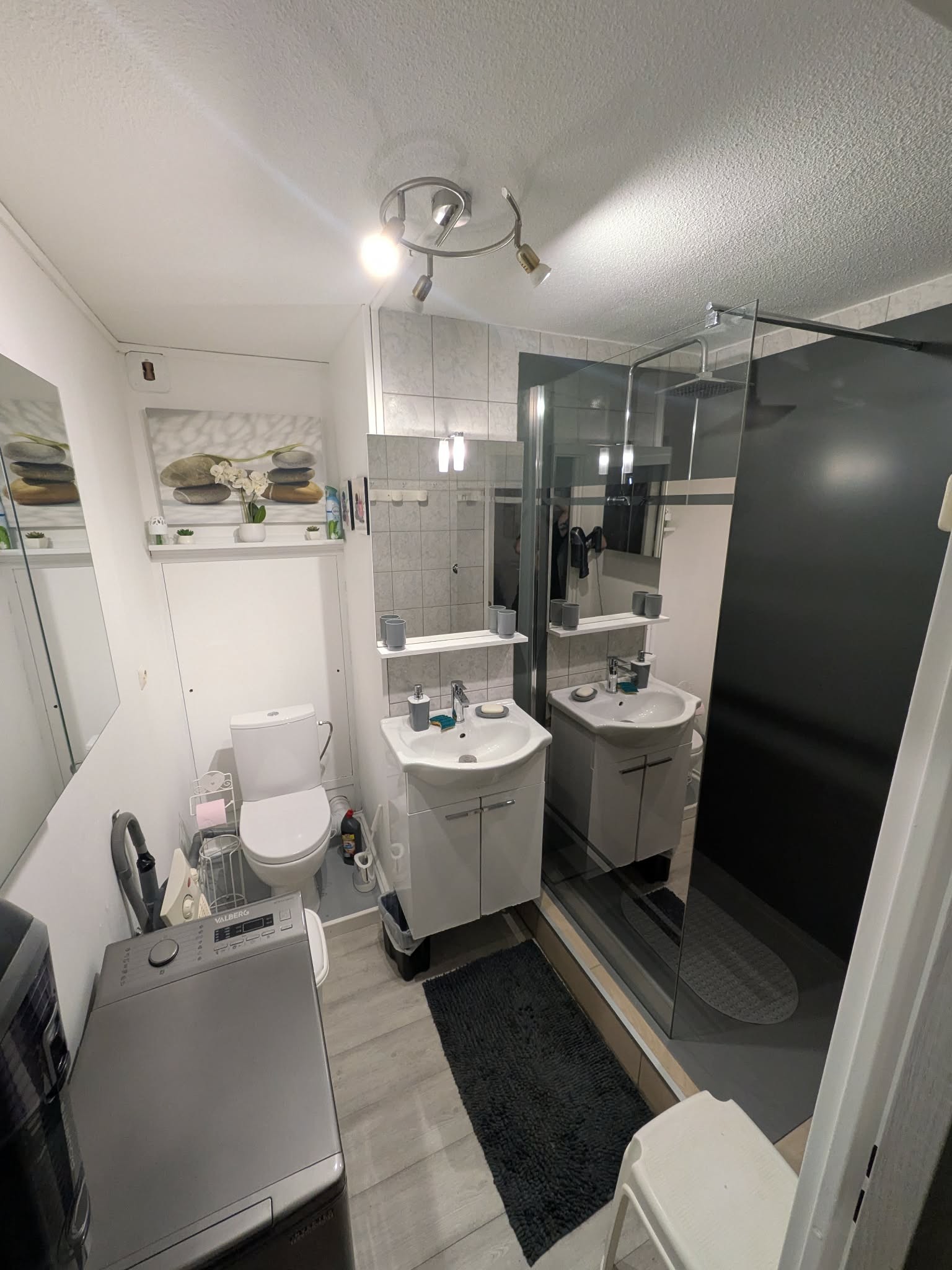 Salle d'eau avec grande douche et lave linges 8 kg