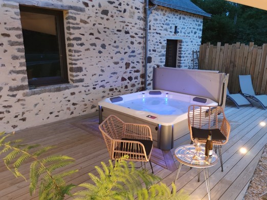 Terrasse privative, entièrement en bois de 40 m², sous voile d'ombrage. Mobilier de jardin et SPA pour 4 personnes.
Vue sans vis à vis pleine nature.