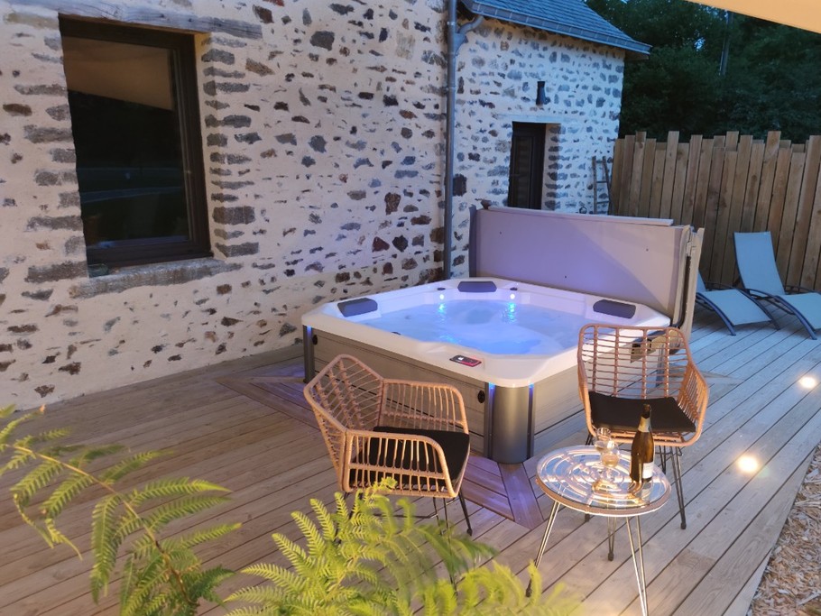 Terrasse privative, entièrement en bois de 40 m², sous voile d'ombrage. Mobilier de jardin et SPA pour 4 personnes.
Vue sans vis à vis pleine nature.