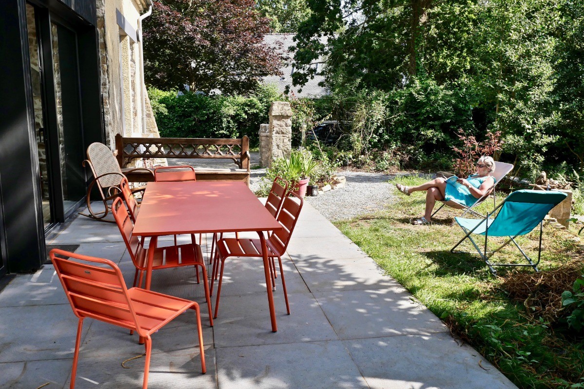 Grande terrasse agréable et ombragée