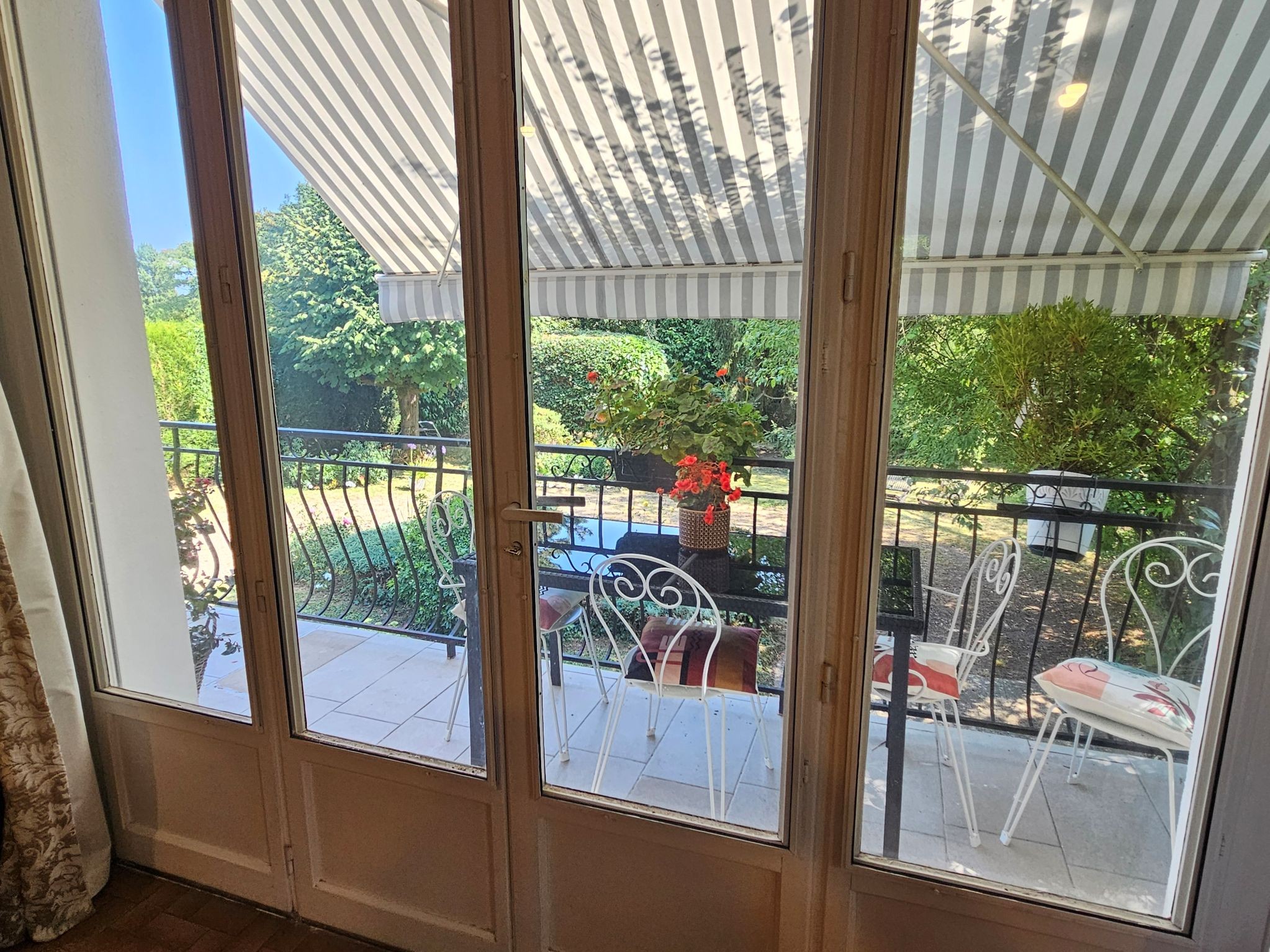 Vue du séjour sur le jardin