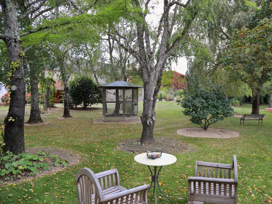 La volière dispose d' un petit salon pour observer la nature