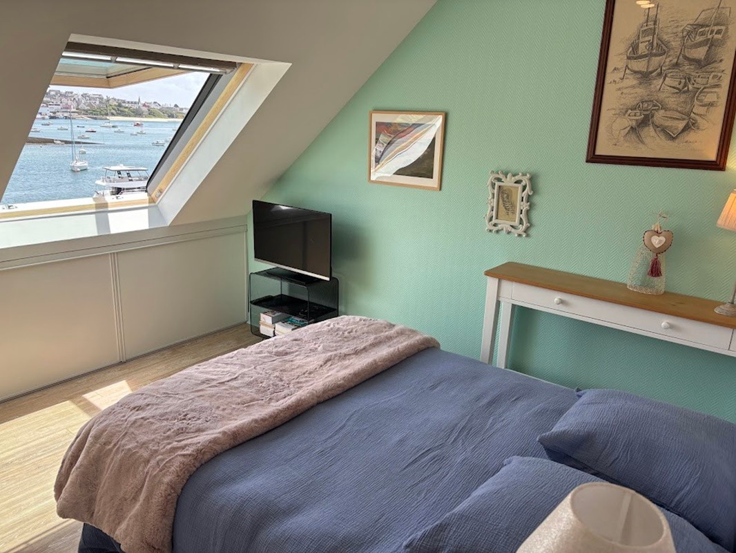 Bedroom 1 with sea view