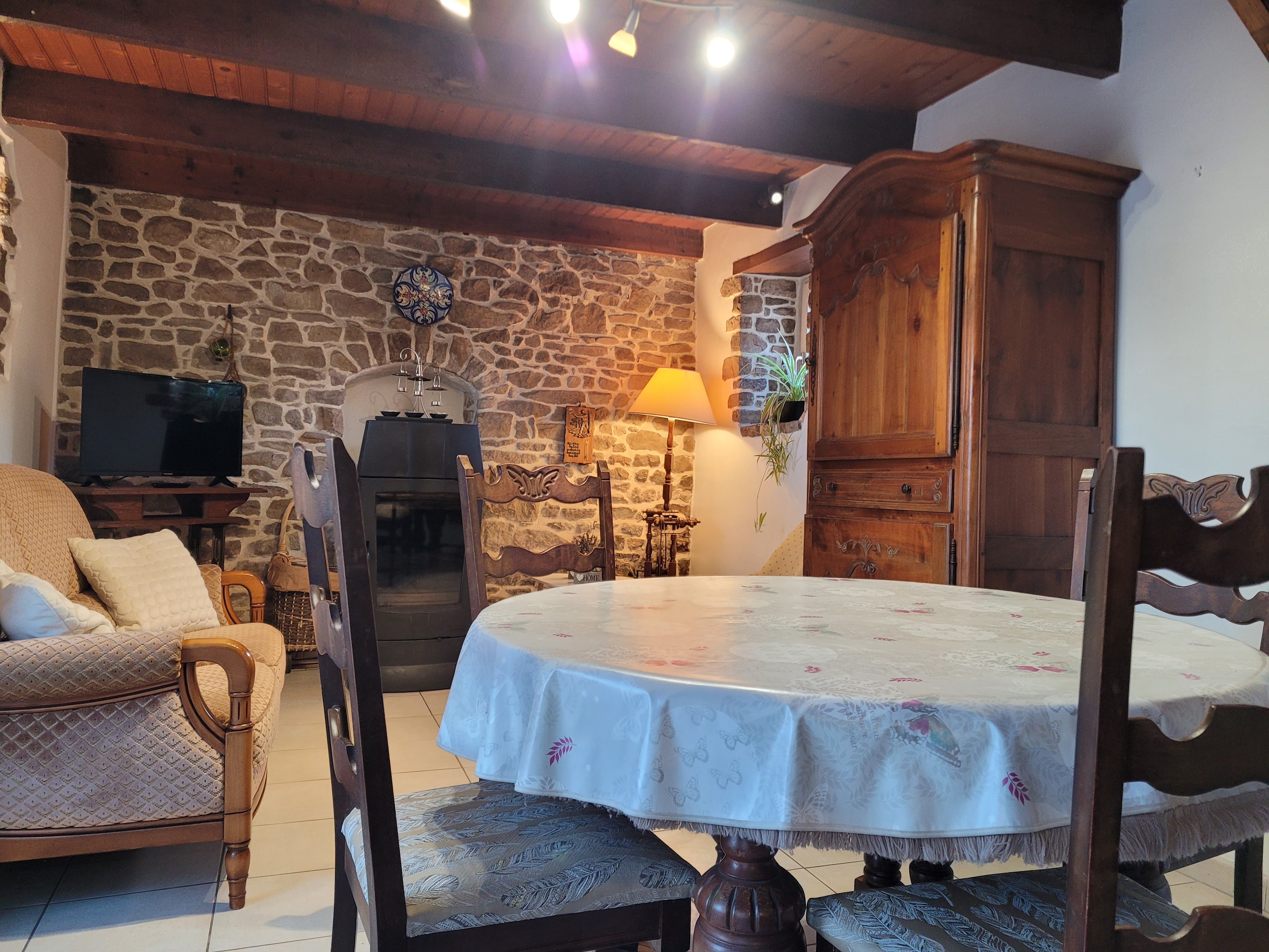 Le Grand, location de vacances Clévacances, séjour salon cuisine RDC