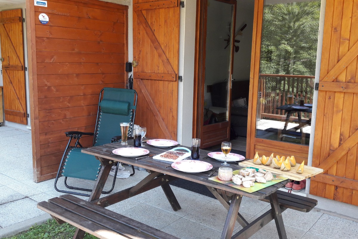 Repas sur la terrasse et magnifique vue sur la montagne !