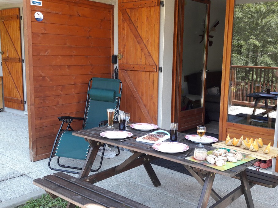 Repas sur la terrasse et magnifique vue sur la montagne !