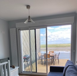 Salon TV cozy donnant sur la terrasse vue mer