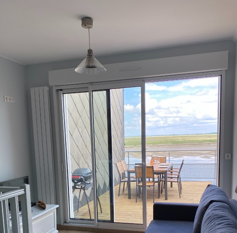 Salon TV cozy donnant sur la terrasse vue mer