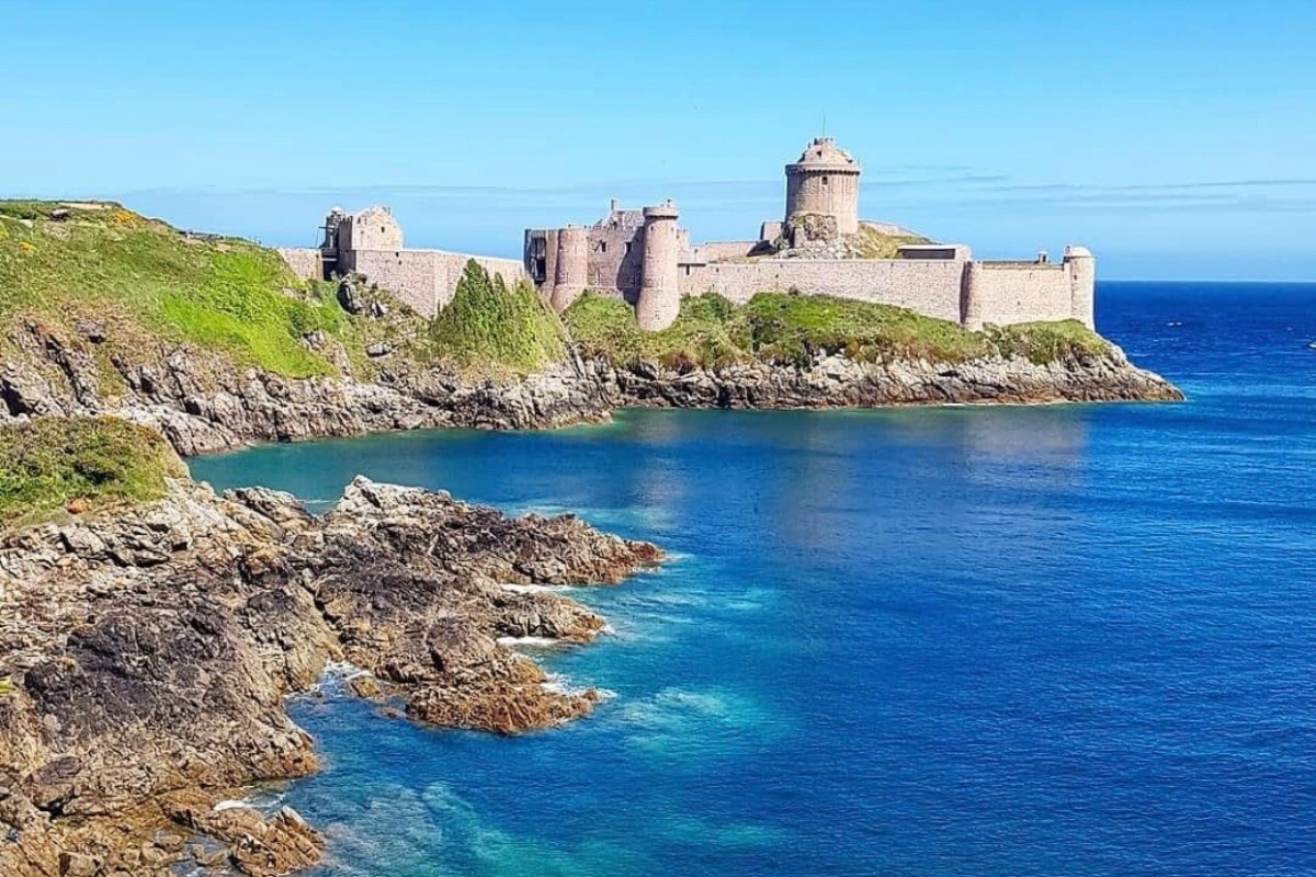 Le Château historique de Fort La Latte près du Cap Fréhel (Falaises sauvages et réserve ornithologique)