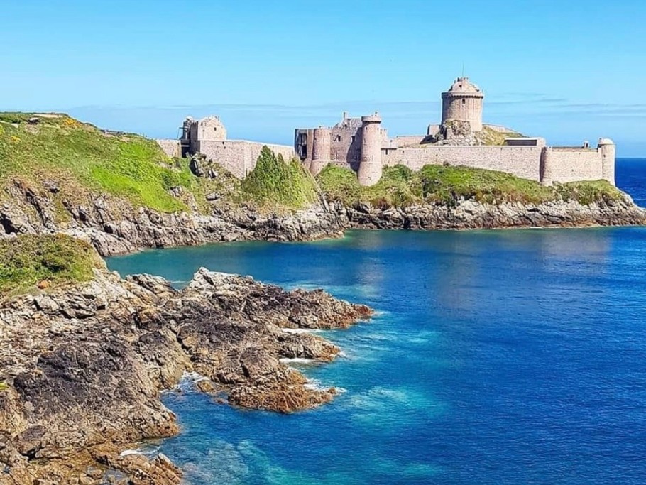 Le Château historique de Fort La Latte près du Cap Fréhel (Falaises sauvages et réserve ornithologique)