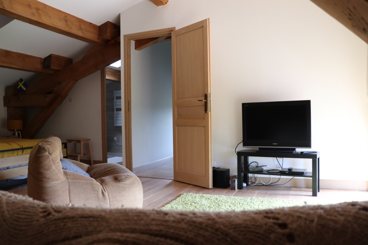 A l'étage, une grande pièce avec un coin télé, un lit 140 et deux lits 90 superposés donnant sur une chambre et une salle de bain.