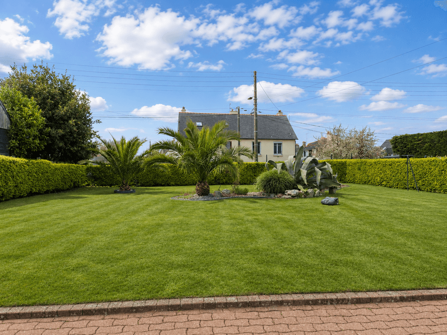 Jardin avec terrasse, mobiliers de jardin, transats, barbecue, parasol