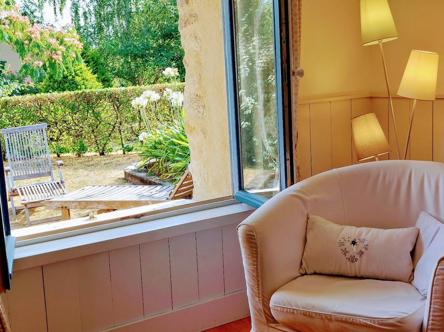 Sitting area overlooking the private garden Agapanthe gîte